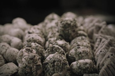 Bir grup çeşit kurabiye. Çikolata parçacıklı, yulaflı, kuru üzümlü, beyaz çikolatalı.