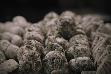 Bir grup çeşit kurabiye. Çikolata parçacıklı, yulaflı, kuru üzümlü, beyaz çikolatalı.