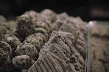 Bir grup çeşit kurabiye. Çikolata parçacıklı, yulaflı, kuru üzümlü, beyaz çikolatalı.