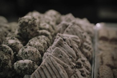 Bir grup çeşit kurabiye. Çikolata parçacıklı, yulaflı, kuru üzümlü, beyaz çikolatalı.