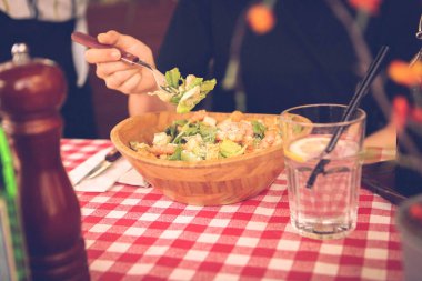 çekici beyaz salata, odak üstünde el yemek kadın ve çatal gülümseyen portresi.