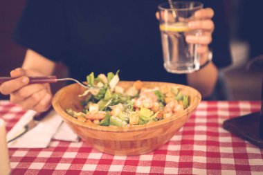 çekici beyaz salata, odak üstünde el yemek kadın ve çatal gülümseyen portresi.