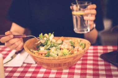 çekici beyaz salata, odak üstünde el yemek kadın ve çatal gülümseyen portresi.
