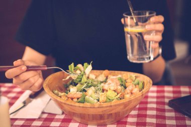 çekici beyaz salata, odak üstünde el yemek kadın ve çatal gülümseyen portresi.