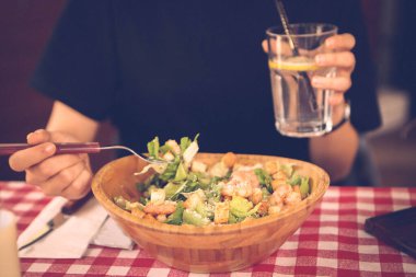 çekici beyaz salata, odak üstünde el yemek kadın ve çatal gülümseyen portresi.