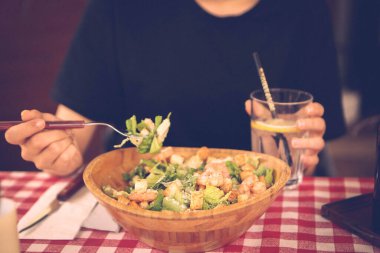 çekici beyaz salata, odak üstünde el yemek kadın ve çatal gülümseyen portresi.