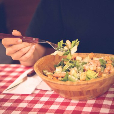 çekici beyaz salata, odak üstünde el yemek kadın ve çatal gülümseyen portresi.