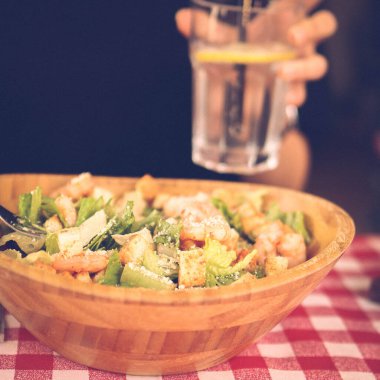 çekici beyaz salata, odak üstünde el yemek kadın ve çatal gülümseyen portresi.