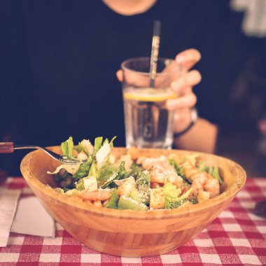 çekici beyaz salata, odak üstünde el yemek kadın ve çatal gülümseyen portresi.