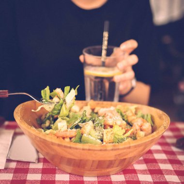 çekici beyaz salata, odak üstünde el yemek kadın ve çatal gülümseyen portresi.