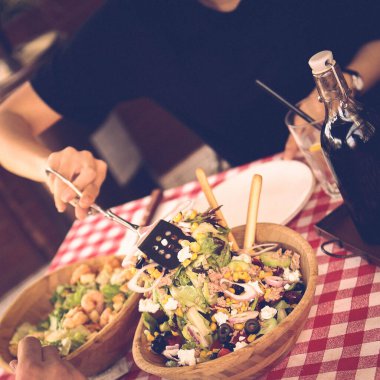 çekici beyaz salata, odak üstünde el yemek kadın ve çatal gülümseyen portresi.