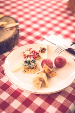 Peynir tabağı, gurme şarap ve peynir tabağı.