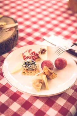 Peynir tabağı, gurme şarap ve peynir tabağı.