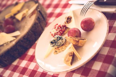 Peynir tabağı, gurme şarap ve peynir tabağı.