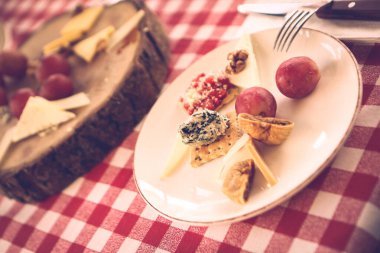 Peynir tabağı, gurme şarap ve peynir tabağı.