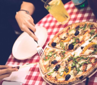 Lezzetli karışık İtalyan pizzası.