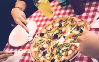 Lezzetli karışık İtalyan pizzası.