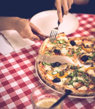 Lezzetli karışık İtalyan pizzası.