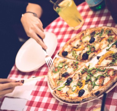 Lezzetli karışık İtalyan pizzası.