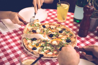 Lezzetli karışık İtalyan pizzası.