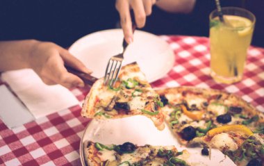 Lezzetli karışık İtalyan pizzası.