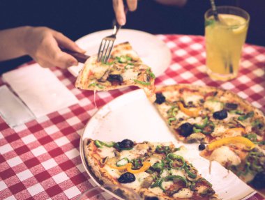 Lezzetli karışık İtalyan pizzası.