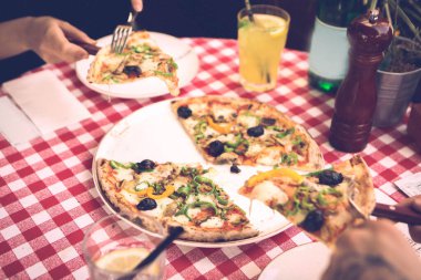 Lezzetli karışık İtalyan pizzası.