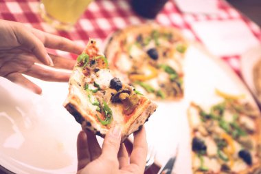 Lezzetli karışık İtalyan pizzası.