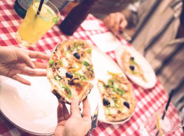 Lezzetli karışık İtalyan pizzası.