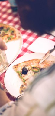Lezzetli karışık İtalyan pizzası.