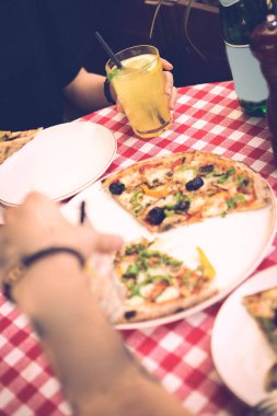 Lezzetli karışık İtalyan pizzası.