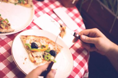 Lezzetli karışık İtalyan pizzası.