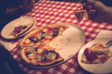 Lezzetli karışık İtalyan pizzası.