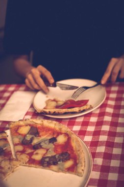 Lezzetli karışık İtalyan pizzası.