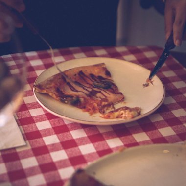 Lezzetli karışık İtalyan pizzası.