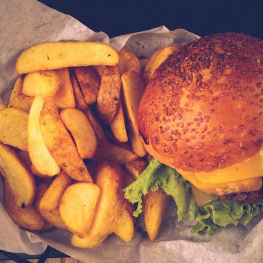 Taze sebzeli ev yapımı hamburger.
