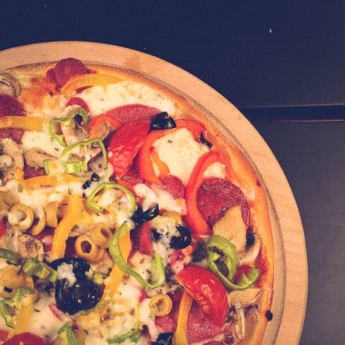 Lezzetli karışık İtalyan pizzası.