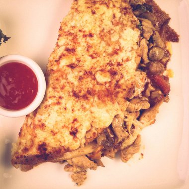 Lezzetli omlet ve kahvaltı tabağı masada..