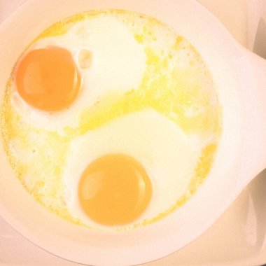 Masada nefis çırpılmış yumurta. 