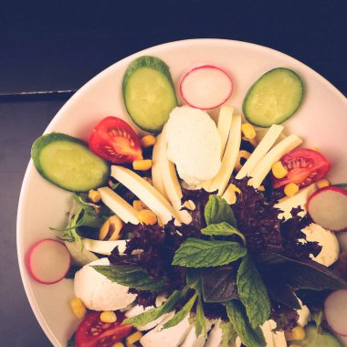 Taze salata tabağı ile karışık yeşillik