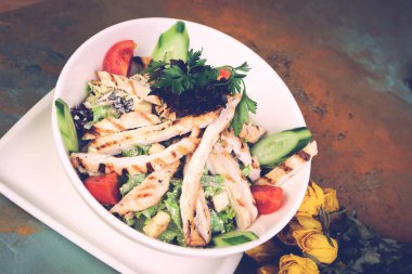 Taze salata tabağı ile karışık yeşillik