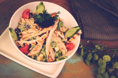 Taze salata tabağı ile karışık yeşillik