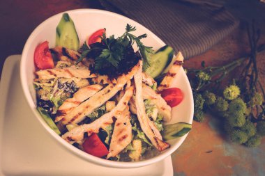 Taze salata tabağı ile karışık yeşillik