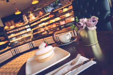 Bir dilim lezzetli kek ve bir fincan kahve.