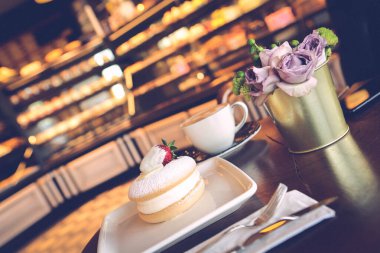 Bir dilim lezzetli kek ve bir fincan kahve.