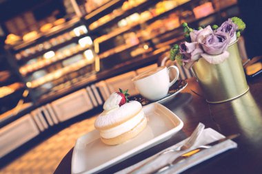 Bir dilim lezzetli kek ve bir fincan kahve.