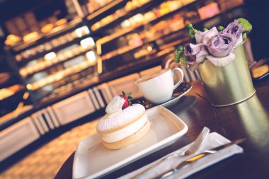 Bir dilim lezzetli kek ve bir fincan kahve.