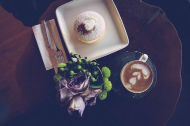 Bir dilim lezzetli kek ve bir fincan kahve.