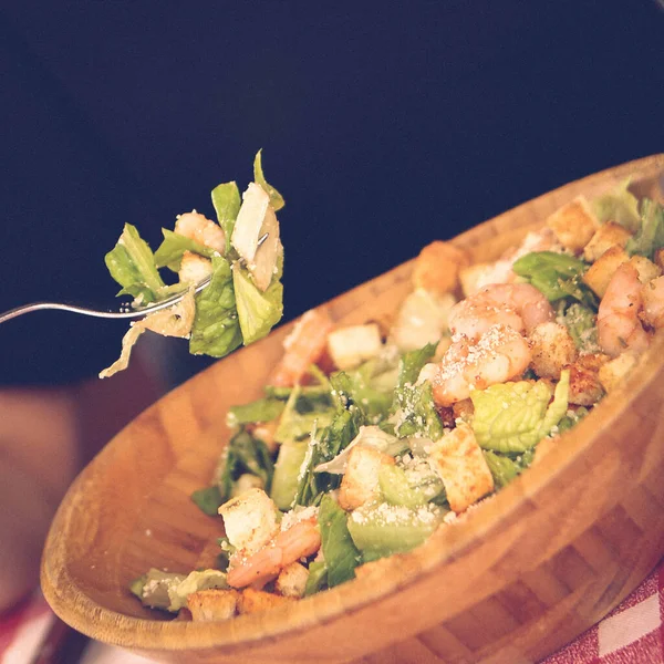 Retrato Atraente Mulher Branca Sorrindo Comer Salada Foco Mão Garfo — Fotografia de Stock