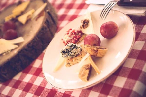 Cheese Plate Gourmet Wine Cheese Charcuterie Tray — Stock Photo, Image